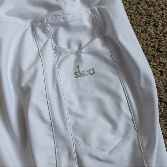 Skea Blissful Skort White - Picture 3 of 4